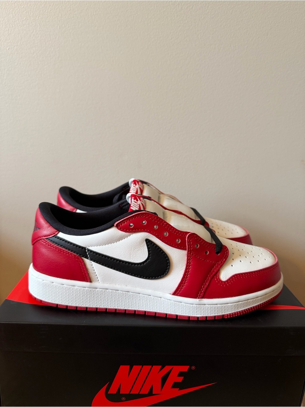Jordan 1 Retro Low OG GS Chicago Varsity Red HQ6999-600 Size 6Y